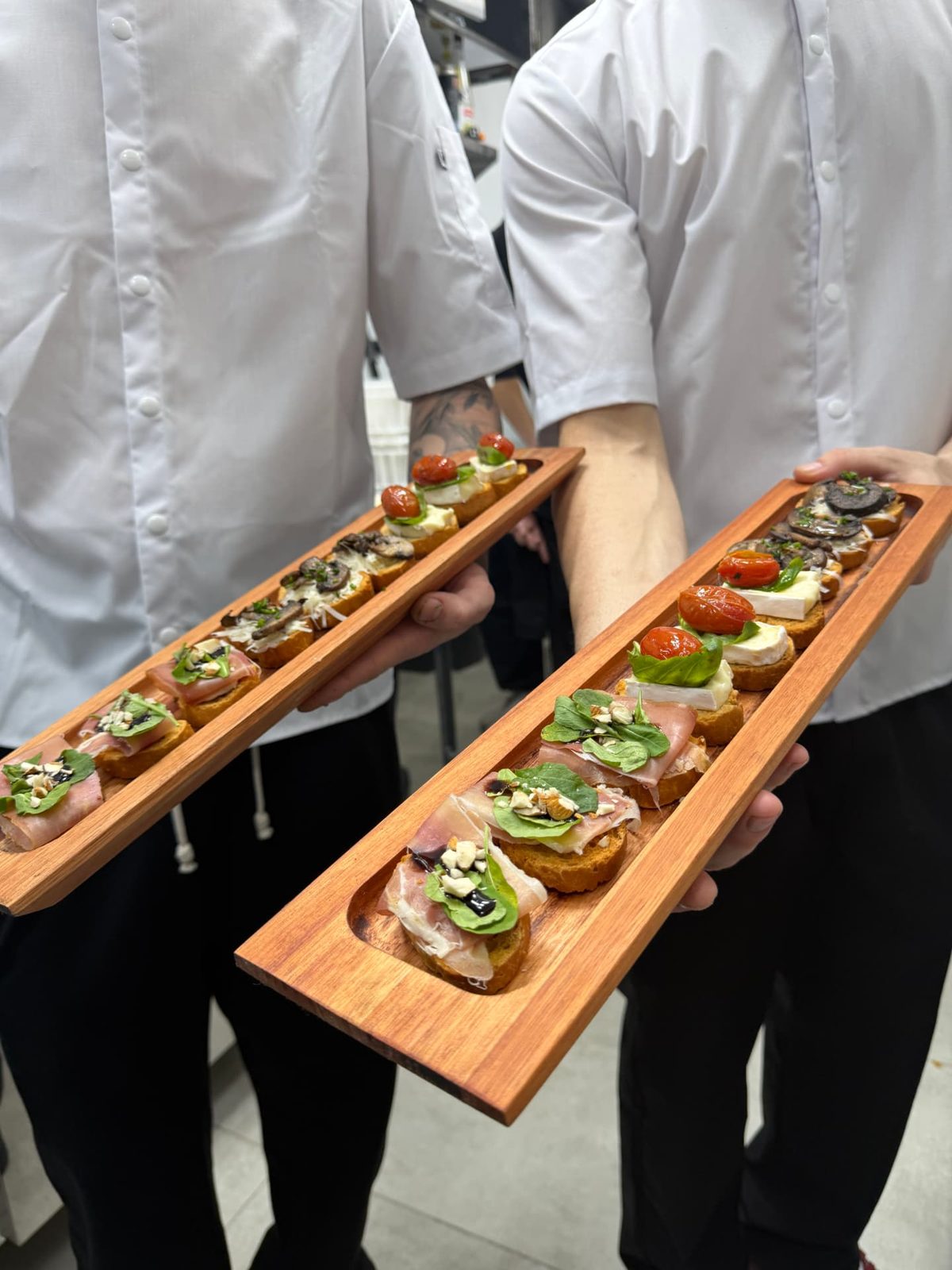 Tablas de bruschettas listas para servir en un evento