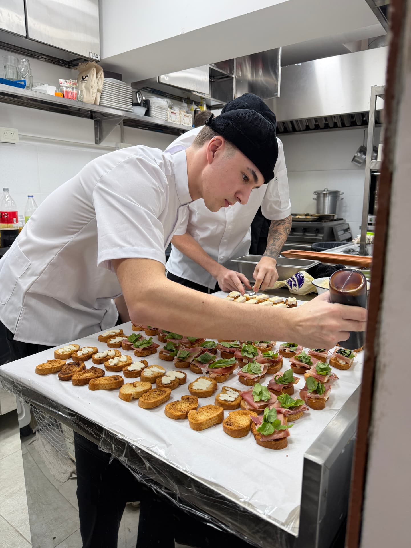 Bautista y Manuel armando bruschettas en la cocina de Dapont